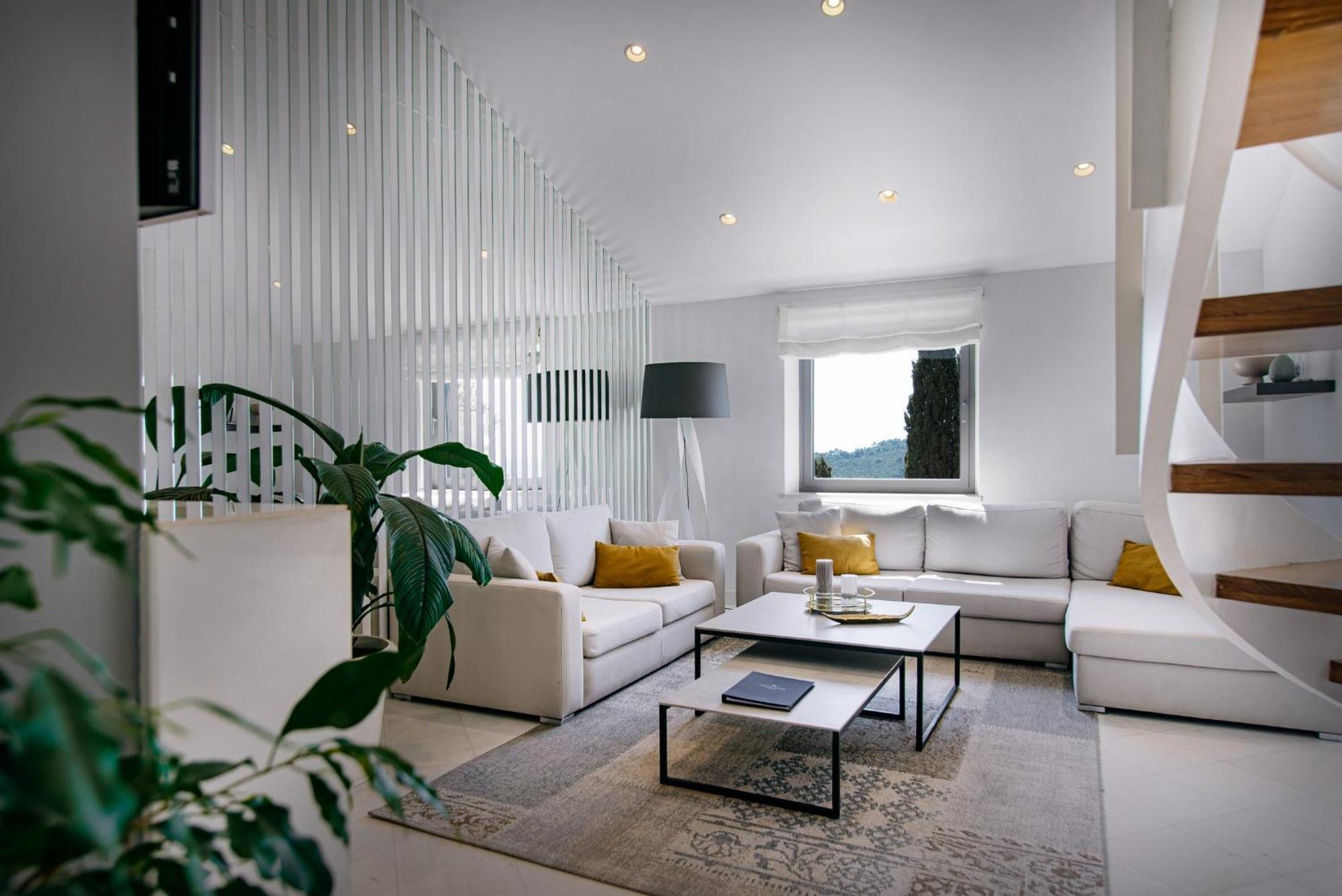 Deluxe Three-Bedroom Apartment