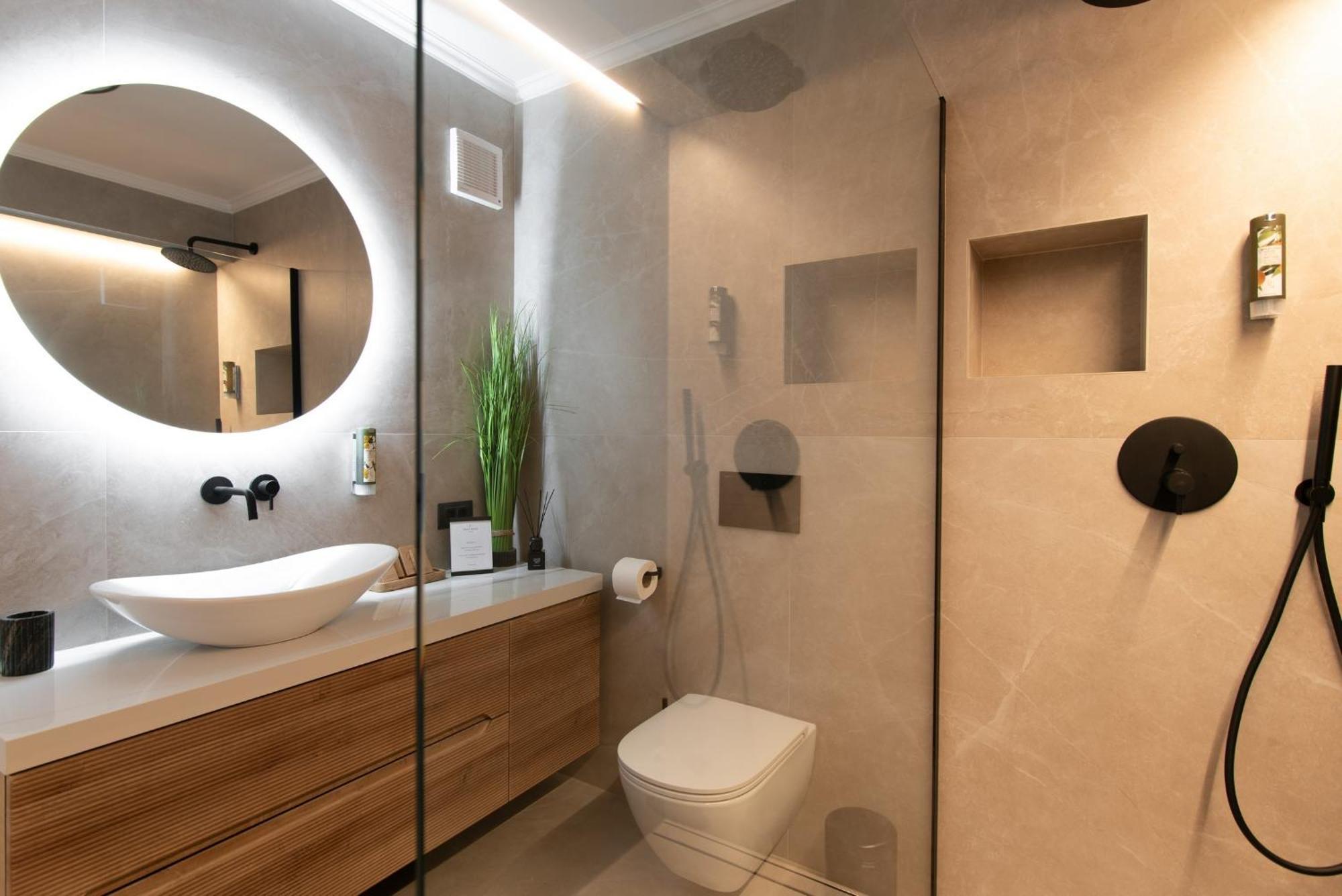 Deluxe Three-Bedroom Apartment
