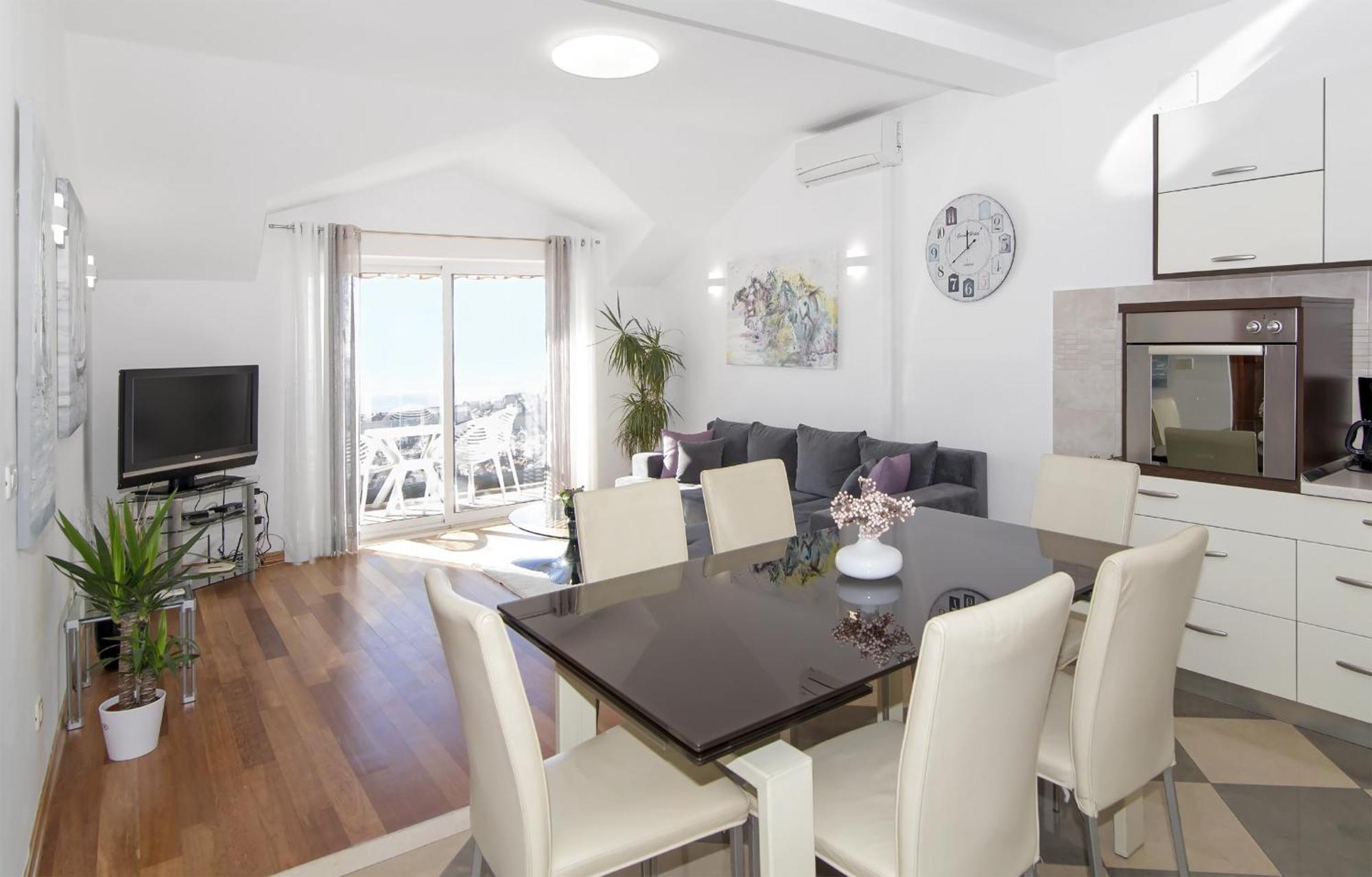 Comfort Three-Bedroom Apartment Balcony Sea View Second Floor