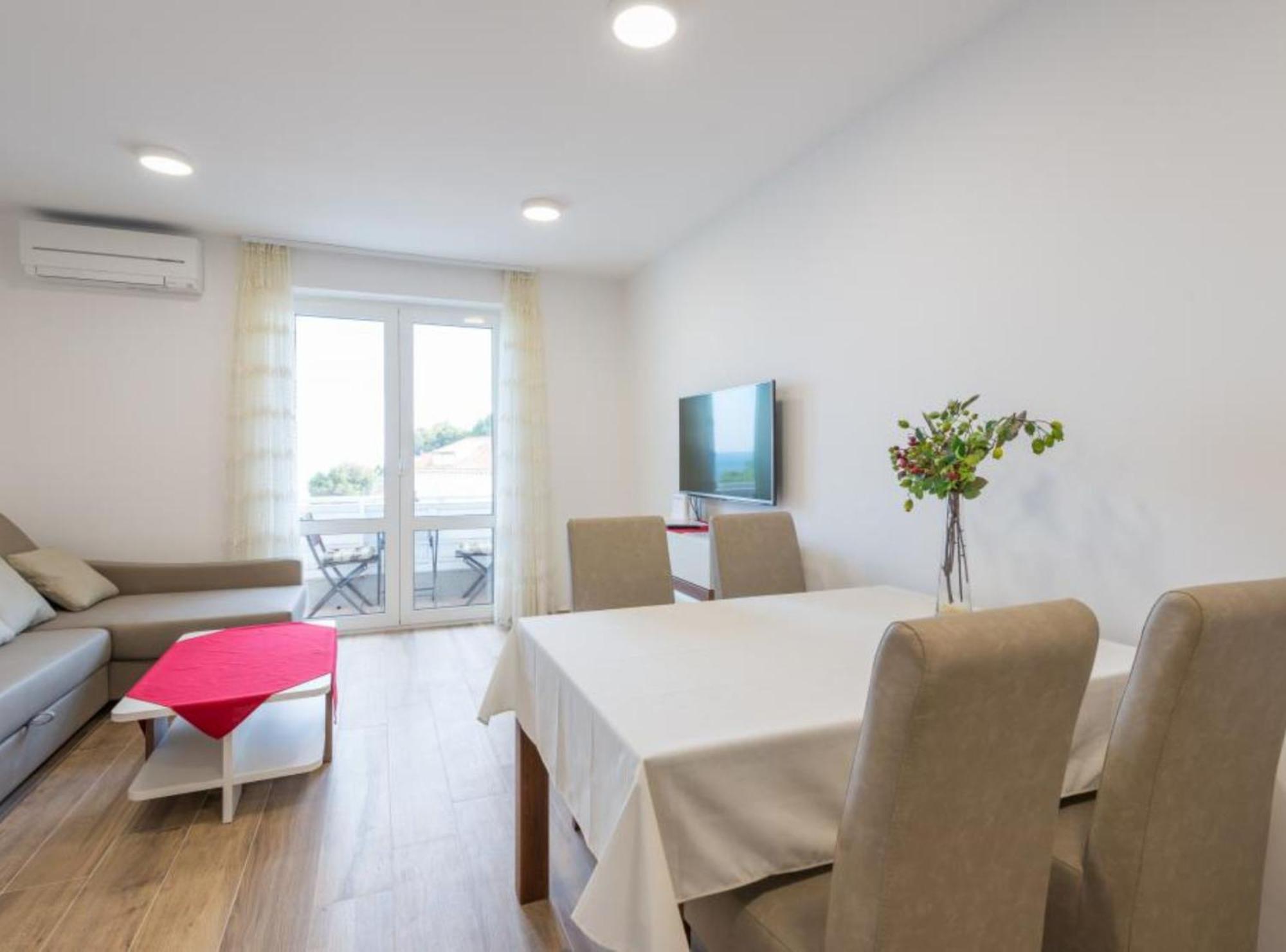 One-Bedroom Apartment Balcony Sea View