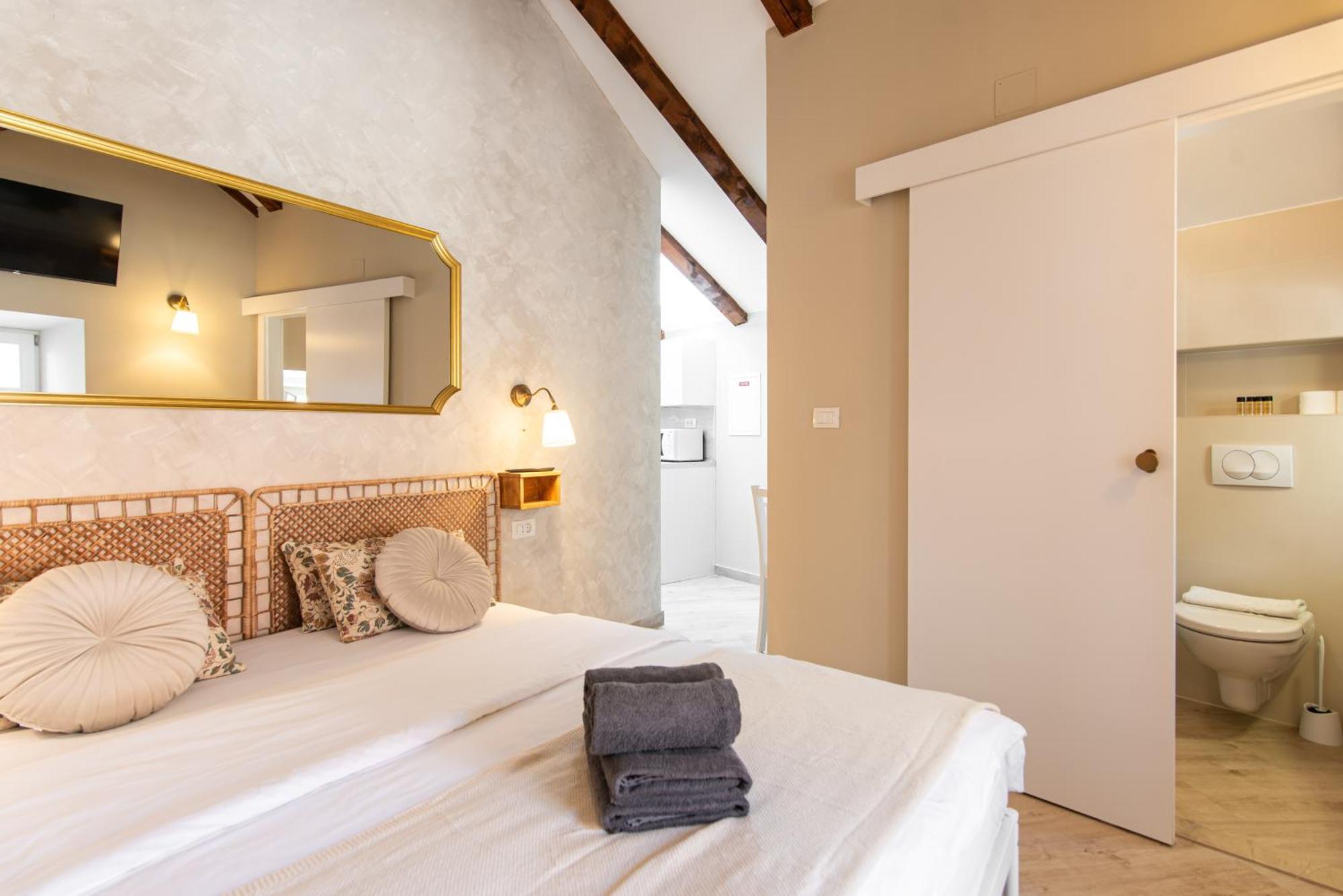 Deluxe Studio Apartment