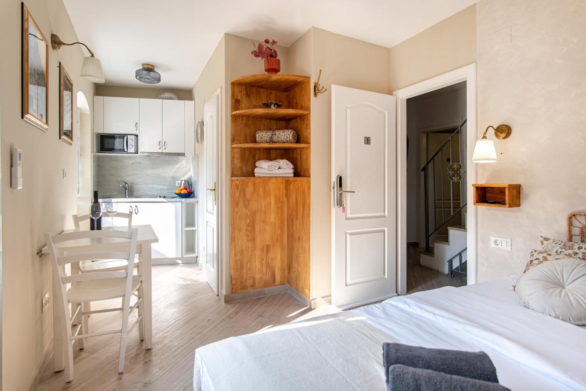 Deluxe Studio Apartment