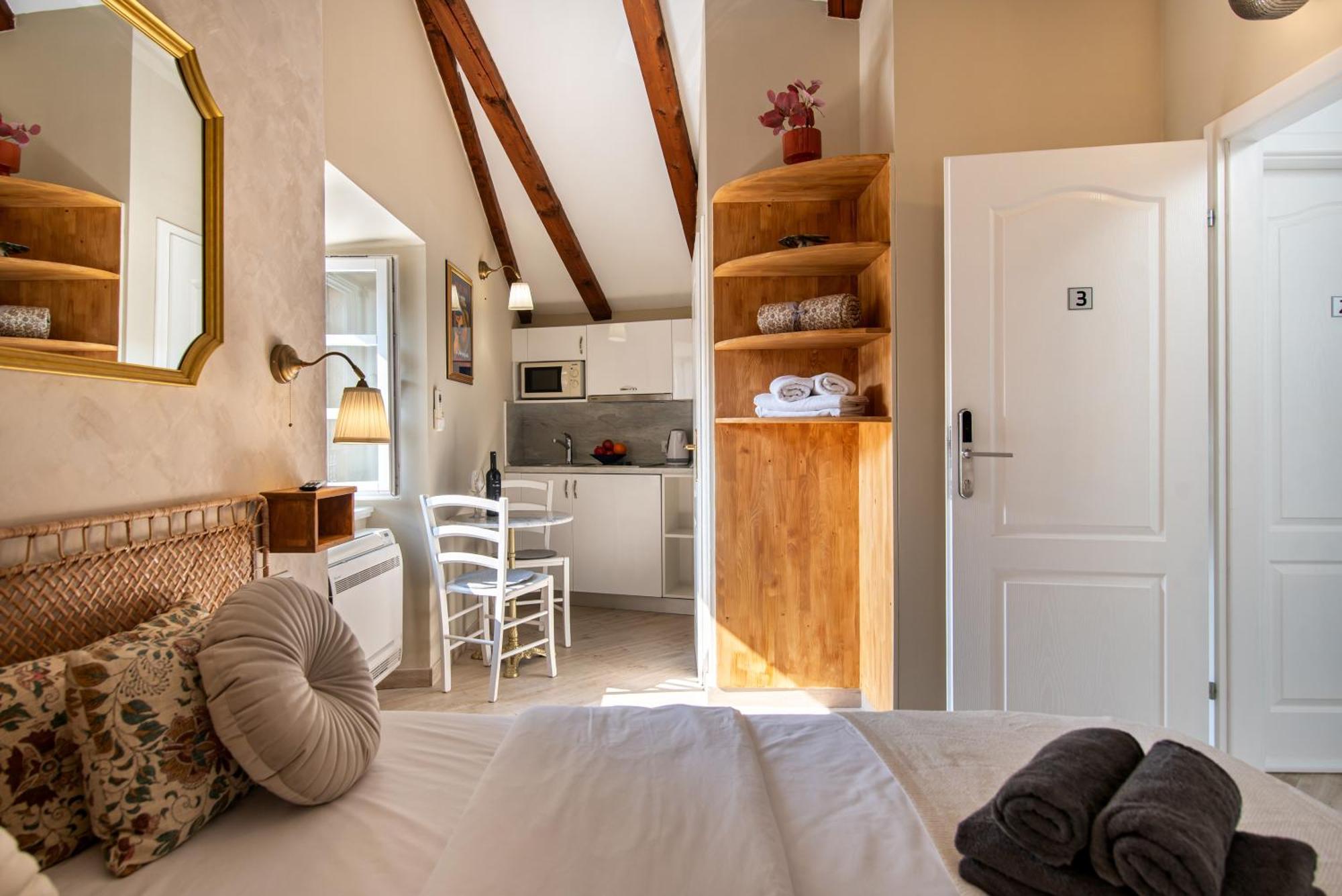 Deluxe Studio Apartment