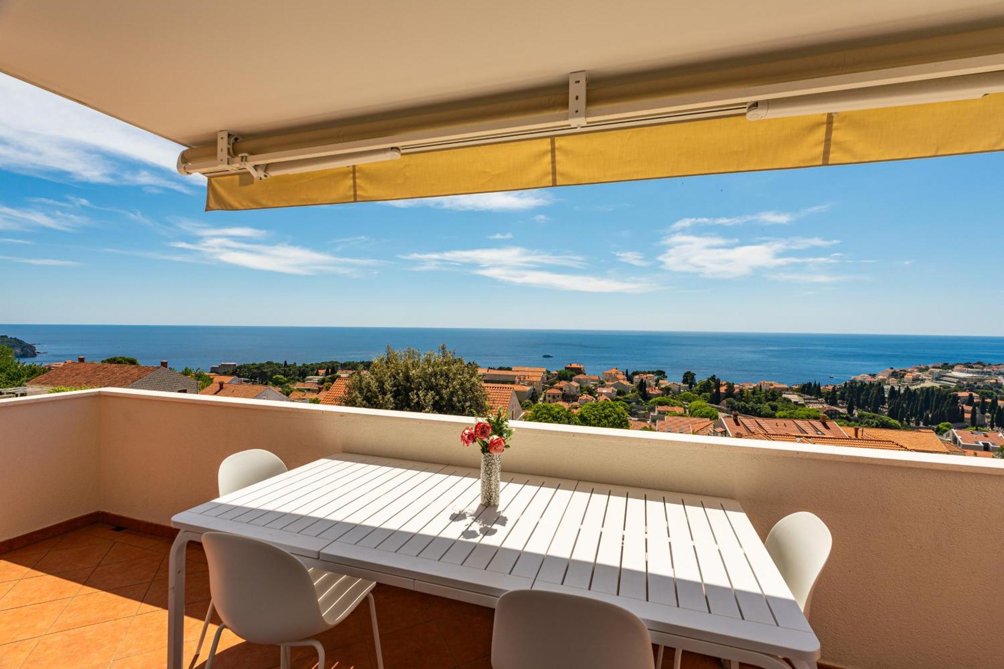 Two-Bedroom Apartment Terrace Sea View