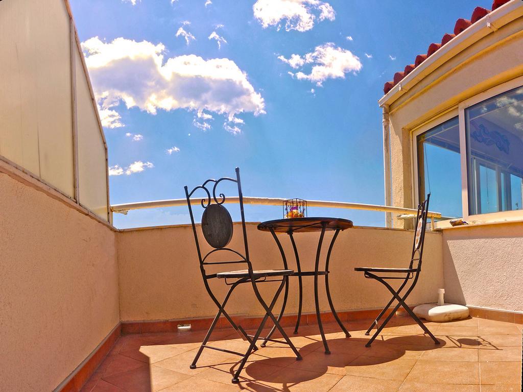 One-Bedroom Apartment Balcony Sea View