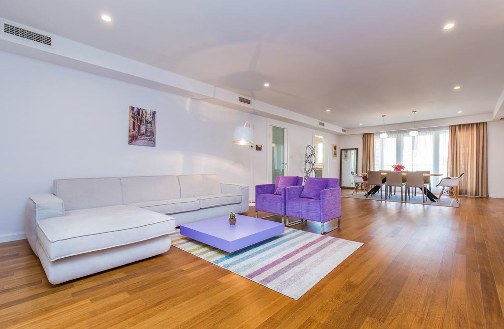 Deluxe Three-Bedroom Apartment Terrace Garden View