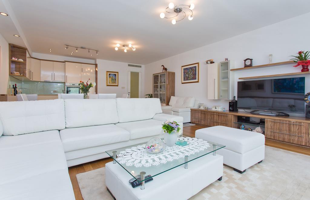 Deluxe Three-Bedroom Apartment Terrace Garden View