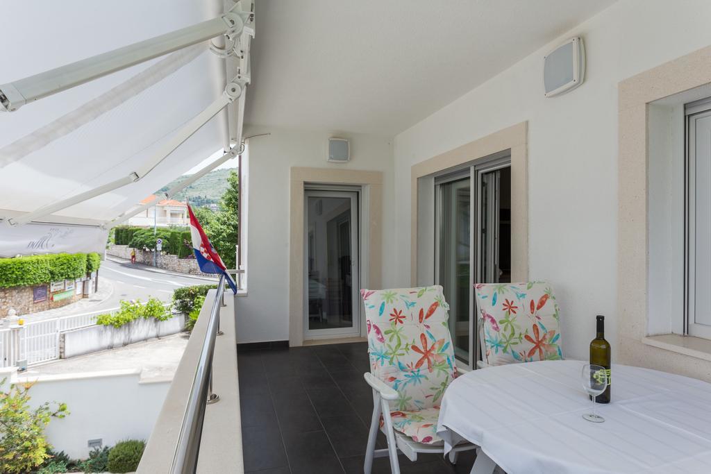 One-Bedroom Apartment Terrace Street View