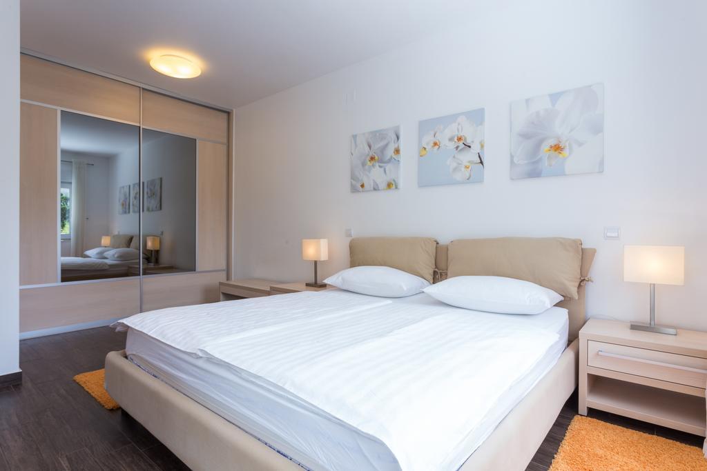 Superior One-Bedroom Apartment Terrace Promenade View