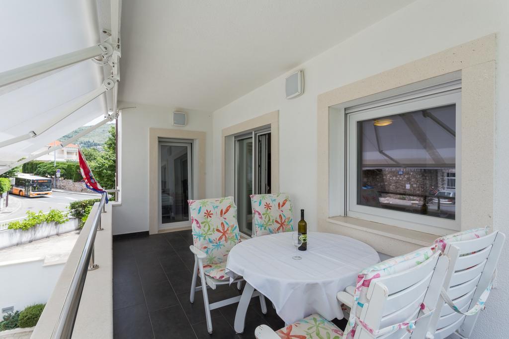 One-Bedroom Apartment Terrace Street View