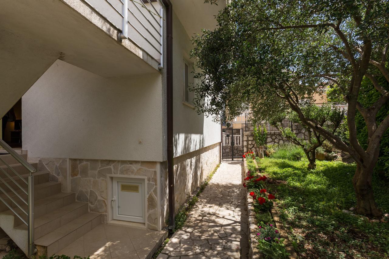 One-Bedroom Apartment Garden View