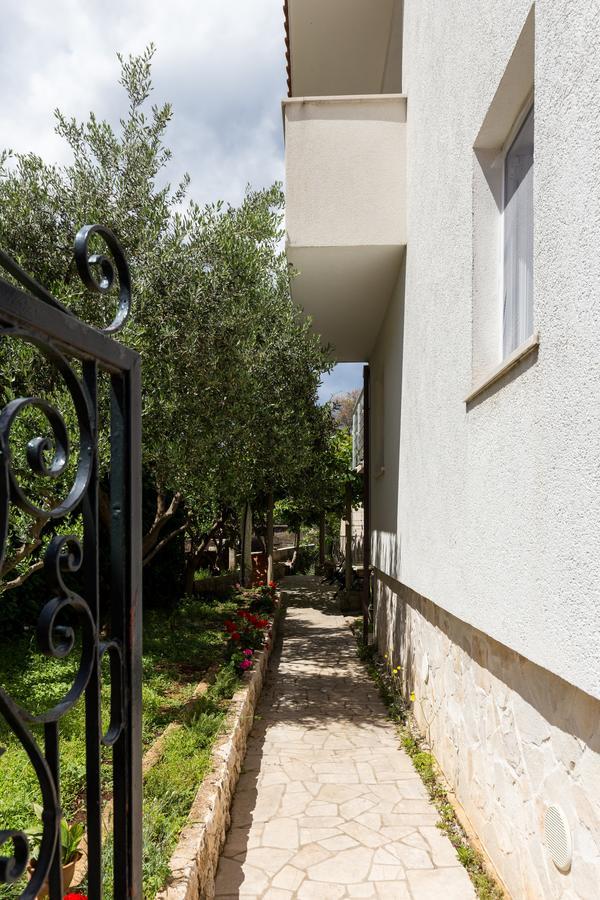 One-Bedroom Apartment Garden View
