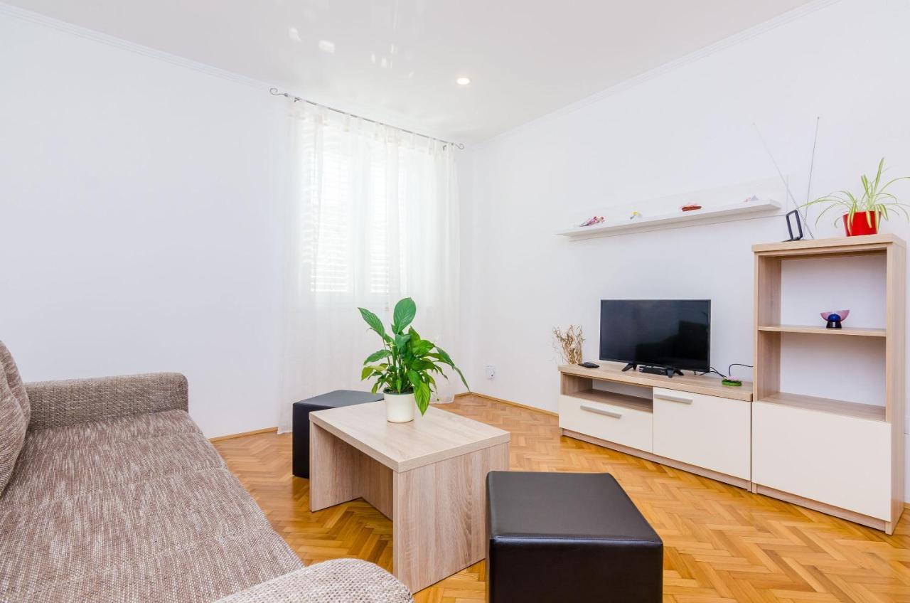 Comfort One Bedroom Apartment Terrace City View