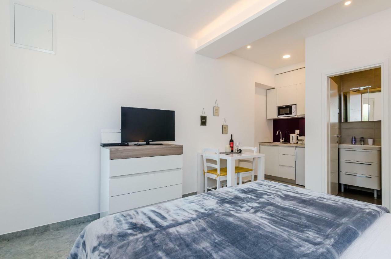 Studio Apartment Terrace