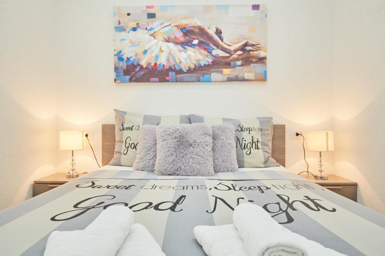 Two-Bedroom Apartment Terrace Sea View