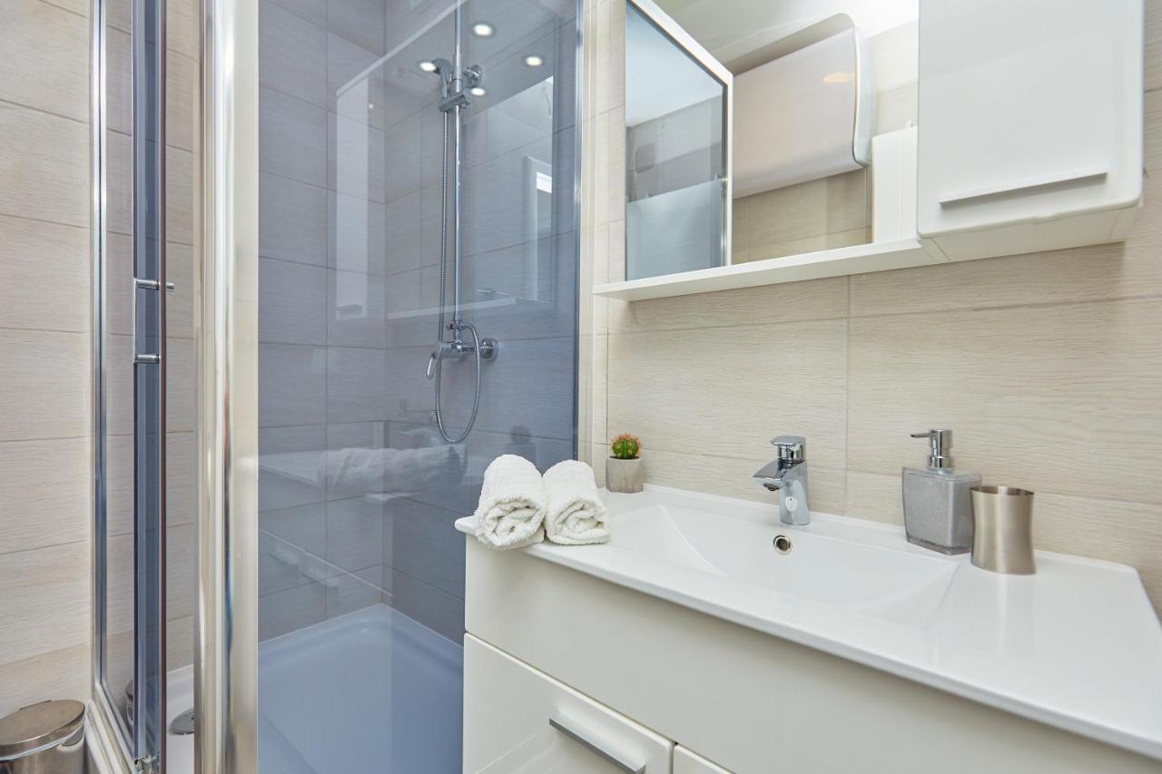 Two-Bedroom Apartment Terrace Sea View