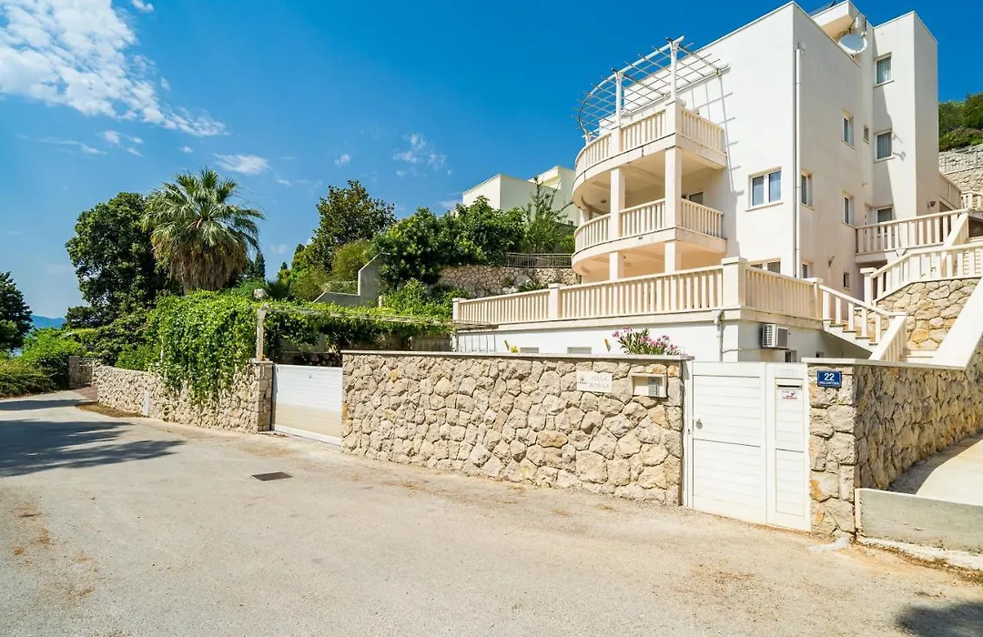 Villa Borna Apartments With Free Parking-1