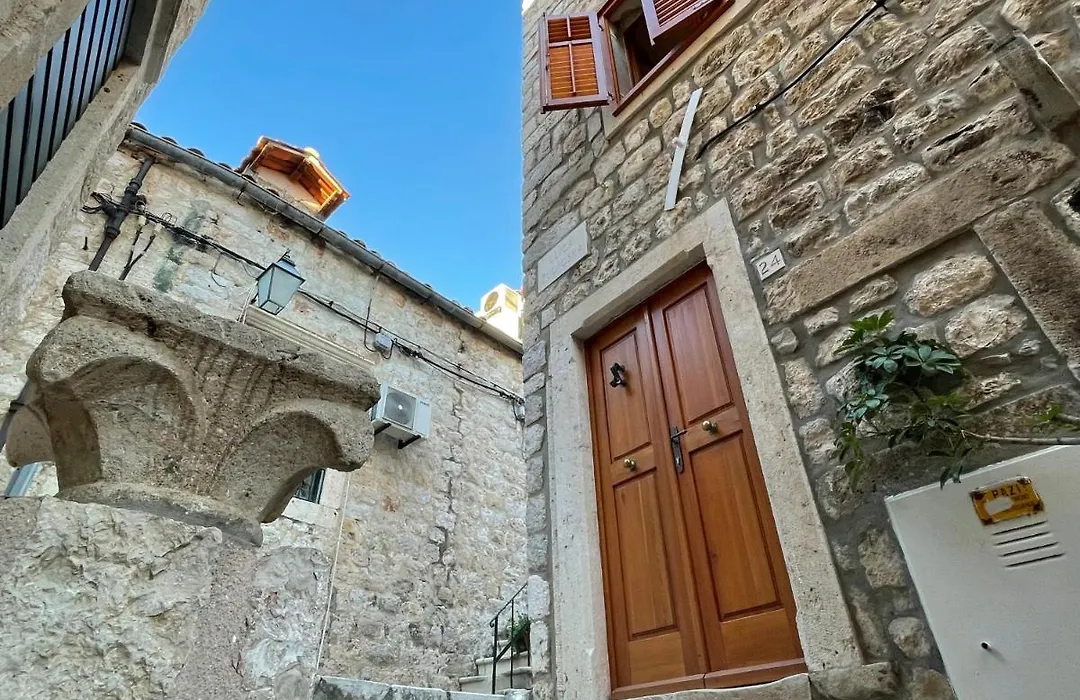 Dubrovnik Throne Suite IV-1