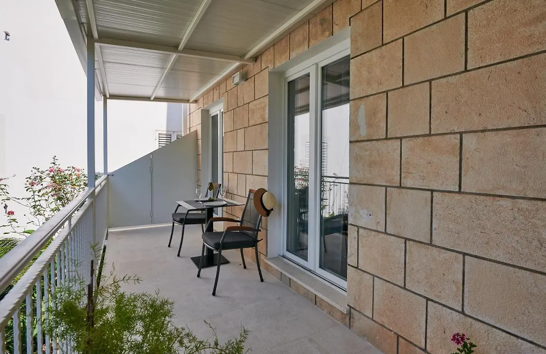 Newly Renovated Apt. Near To Entrance To Old Town-1