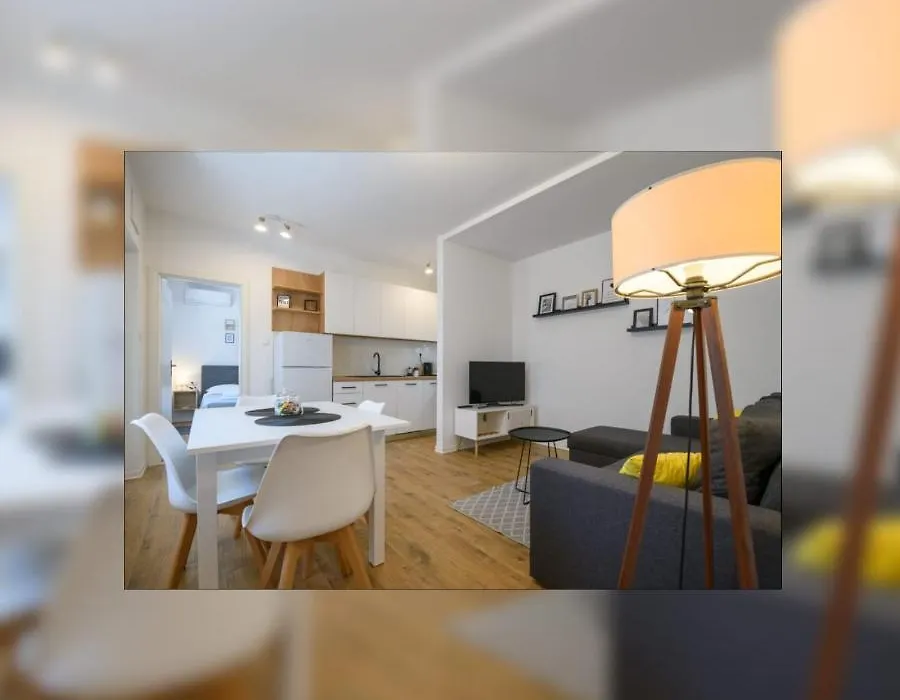 Emaro Select " 2 Rooms & 2 Baths "-1