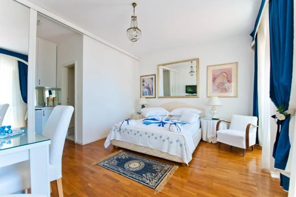 Blue Studio Apartment Next To The Beach-1