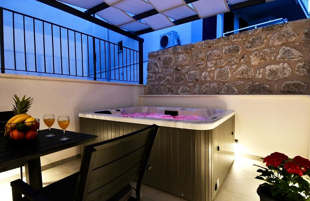Modern Jacuzzi Apartment Minnie-1