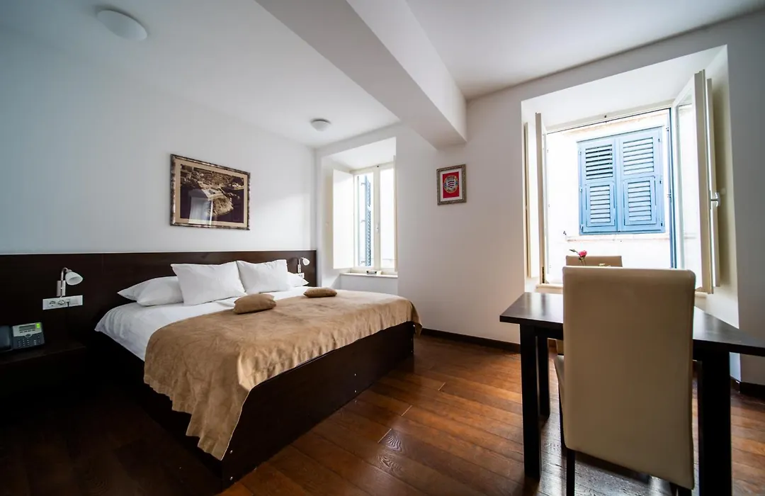 Celenga Apartments With Free Offsite Parking-1