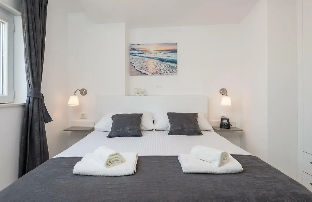 S & V Deluxe Apartments-1
