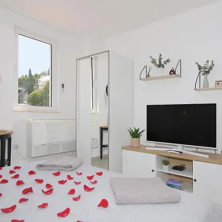 Kenova Studio Apartment-3