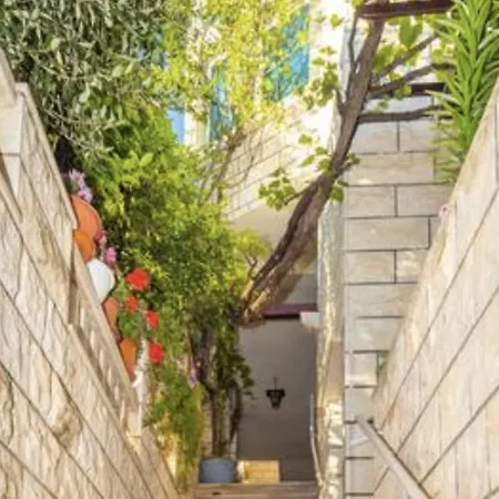 Guest House Allineeddubrovnik: Versatile Rooms with Free Parking-2