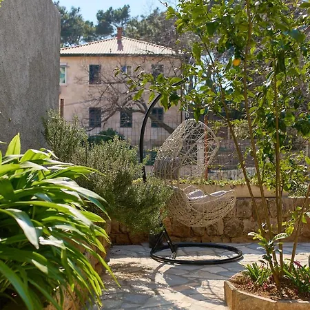 Barbara'S Garden Apartment-3