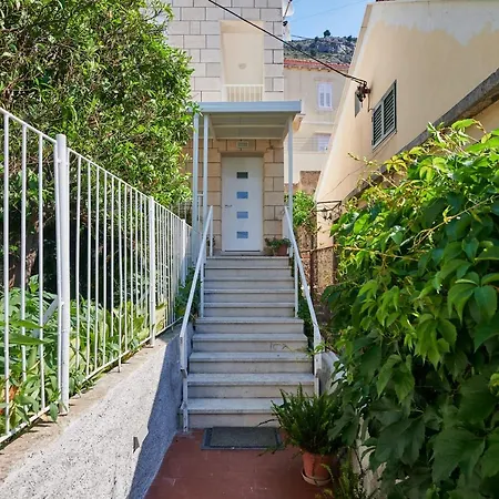 Newly Renovated Apt. Near To Entrance To Old Town-3