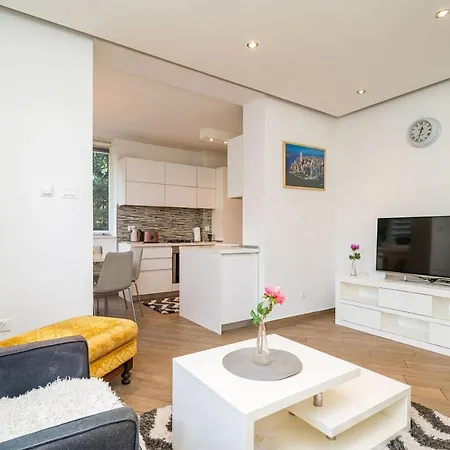 Spacious Two Bedroom Apartment-3