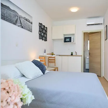 Palm Tree Apartments-3