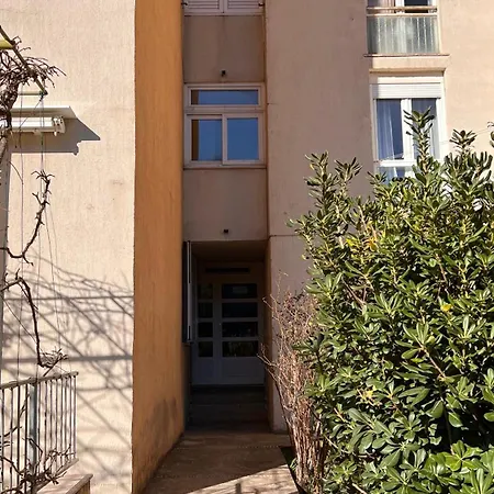 Bright & Sunny Two Bedroom Apartment-2