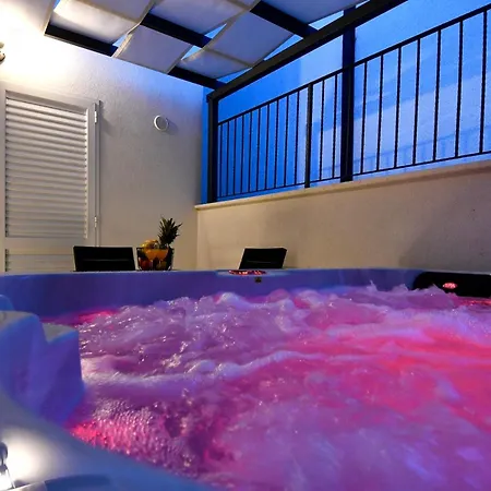 Modern Jacuzzi Apartment Minnie-2