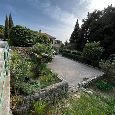 Lili Mar, 2-Bedroom Apartment With Private Parking-2