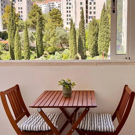 Bright & Sunny Two Bedroom Apartment-3