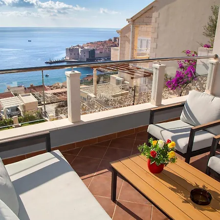 73 Stairs Apartment-2