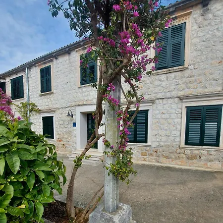 Lili Mar, 2-Bedroom Apartment With Private Parking-3