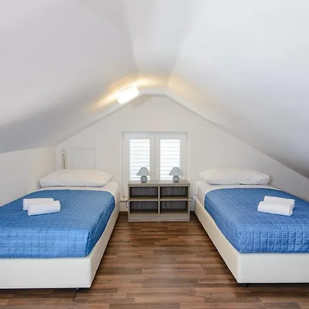 Apartment Violeta 2 With Parking-2