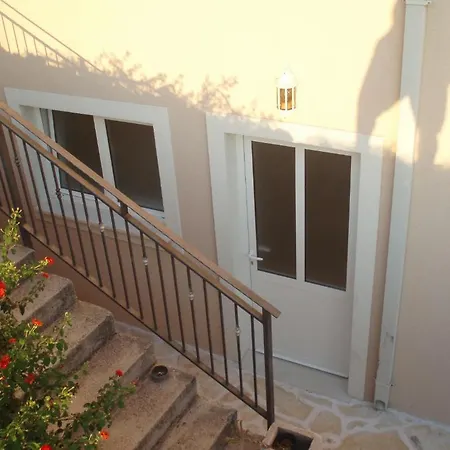 Apartments F & P-3