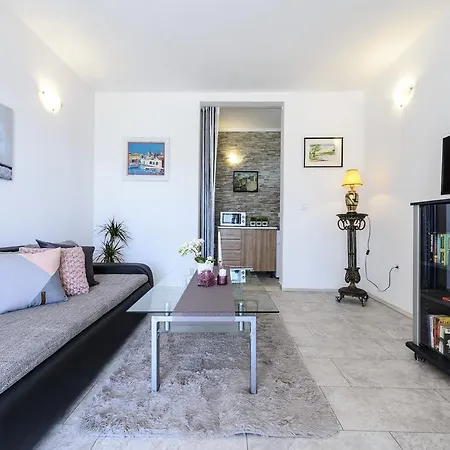 Lorelai Apartments-2