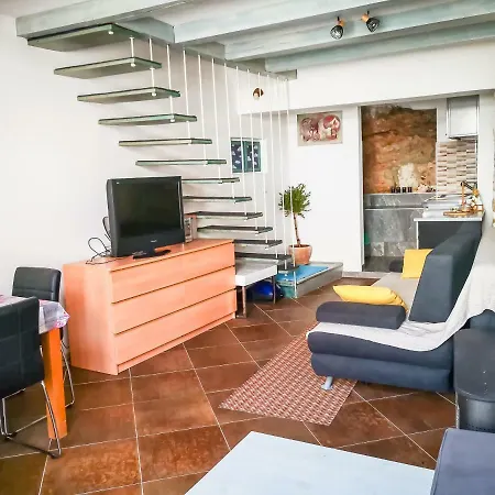 Munroe Apartment-3