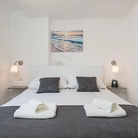 S & V Deluxe Apartments-3