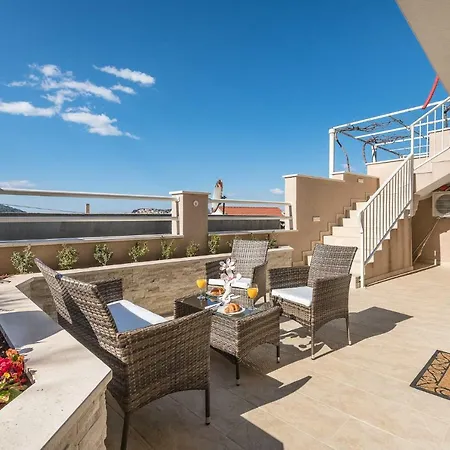 S & V Deluxe Apartments-2
