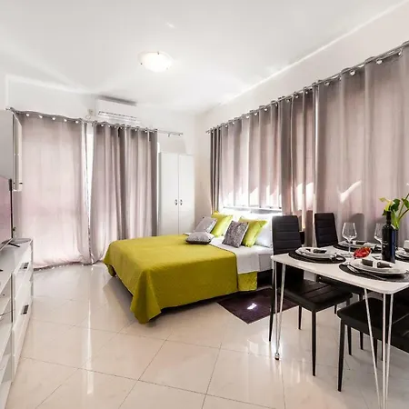 Studio Apartment & Room Ten - Free Parking-3