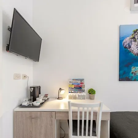 Studio Apartment & Room Ten - Free Parking-2