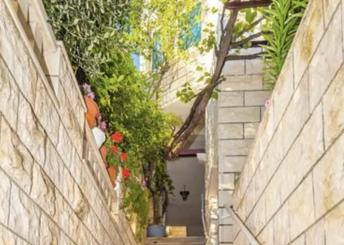 Guest House Allineeddubrovnik: Versatile Rooms with Free Parking